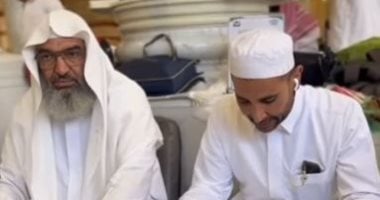 حلا شيحة وحنان ترك تدعمان أحمد سعد أثناء تعلم القرآن بالحرم النبوى حلا شيحة وحنان ترك تدعمان أحمد سعد أثناء تعلم القرآن بالحرم النبوى