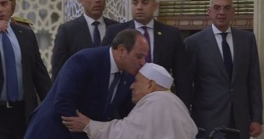 الرئيس السيسي يقبل رأس الدكتور أحمد عمر هاشم خلال أداء صلاة عيد الأضحى الرئيس السيسي يقبل رأس الدكتور أحمد عمر هاشم خلال أداء صلاة عيد الأضحى