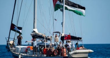 صفارات الإنذار تدوى على متن السفينة مادلين بعد حصارها من قبل قوارب الاحتلال