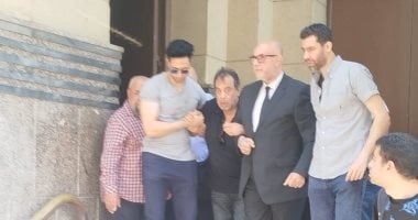 مدحت العدل ومحمد الشرنوبى يشاركان فى تشييع جنازة نجل صلاح الشرنوبى