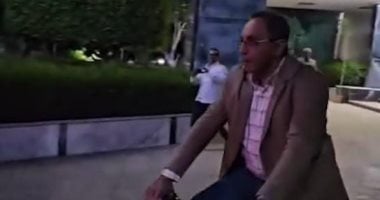 بعد عمله اليومى.. محافظ قنا يتجول بدراجة فى شوارع المحافظة