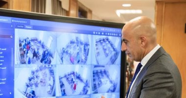 وزير التعليم يتابع لجان الثانوية العامة بكاميرات المراقبة داخل غرفة العمليات