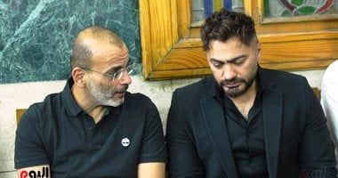 تامر حسني يقدم واجب العزاء فى والدة سارة وفيق.. صور