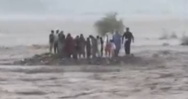 مشهد مأساوى.. مياه الفيضانات بباكستان تقتل 12 فردا من عائلة واحدة.. فيديو مشهد مأساوى.. مياه الفيضانات بباكستان تقتل 12 فردا من عائلة واحدة.. فيديو