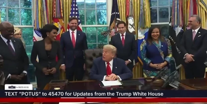 «لا يجب أن أقولها ولكنك جميلة».. بالفيديو.. ترامب يتغزل في صحفية خلال توقيع اتفاق السلام بين الكونغو ورواندا