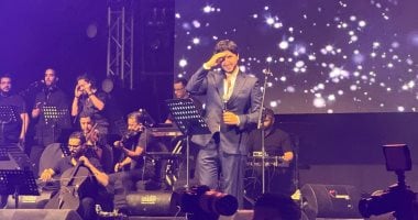 محمد فضل شاكر يغنى لوالده ويدعو له بالفرج فى حفله بمهرجان موازين