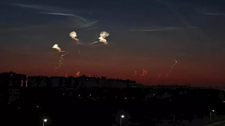 خبير نووي دولي يعلق على ظهور أجسام مضيئة في سماء مصر خبير نووي دولي يعلق على ظهور أجسام مضيئة في سماء مصر