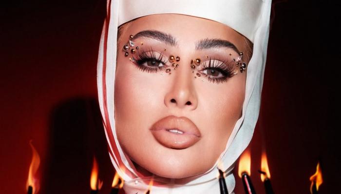 جلسة تصوير غير تقليدية لمايا دياب بإطلالة جريئة ومكياج استعراضي جلسة تصوير غير تقليدية لمايا دياب بإطلالة جريئة ومكياج استعراضي