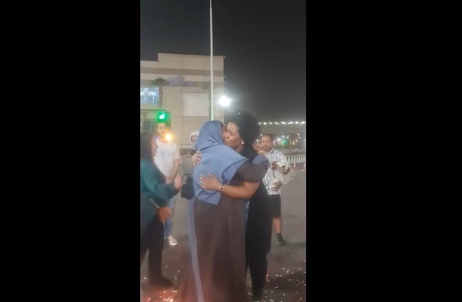 حنان تلتقى بوالدتها
