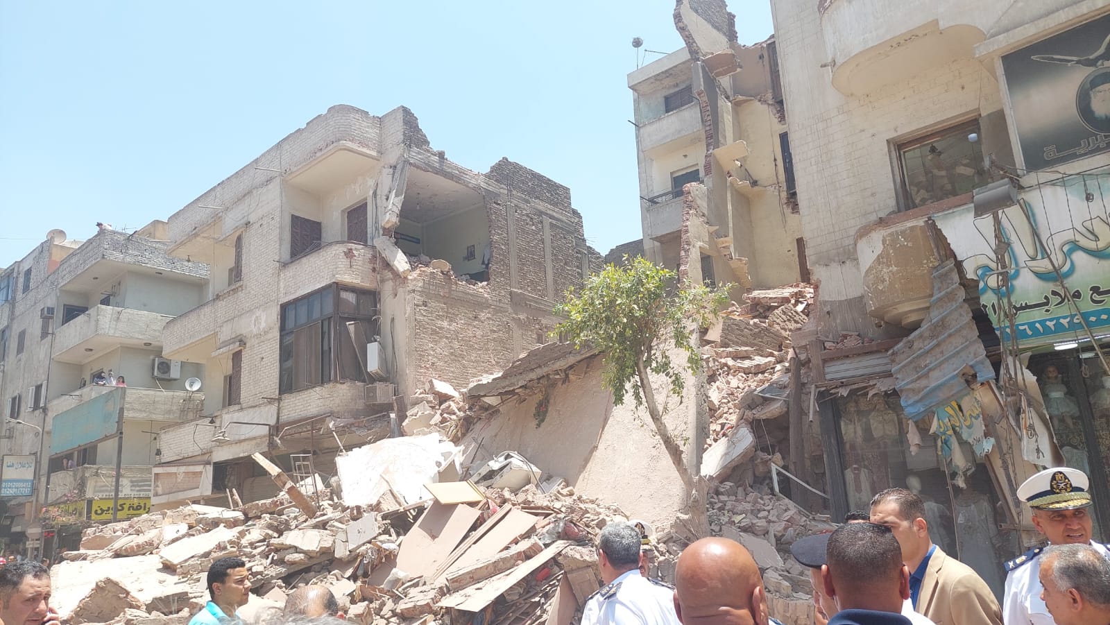 انقاذ سيدة وطفل من عقار شبرا المنهار
