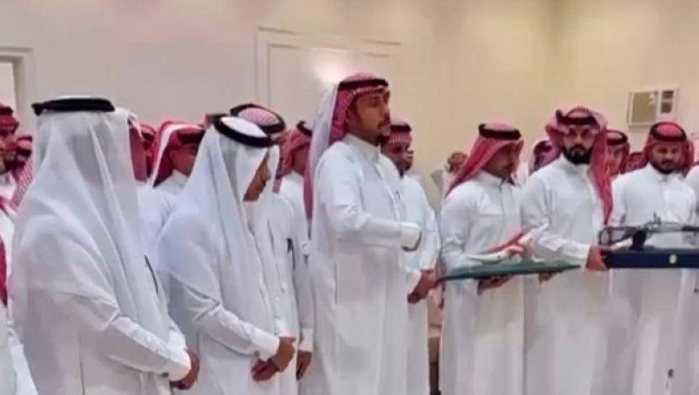 مواطن يُنقذ 4 أطفال ووالدهم في حادثة مرورية على طريق الرين – أخبار السعودية مواطن يُنقذ 4 أطفال ووالدهم في حادثة مرورية على طريق الرين - أخبار السعودية