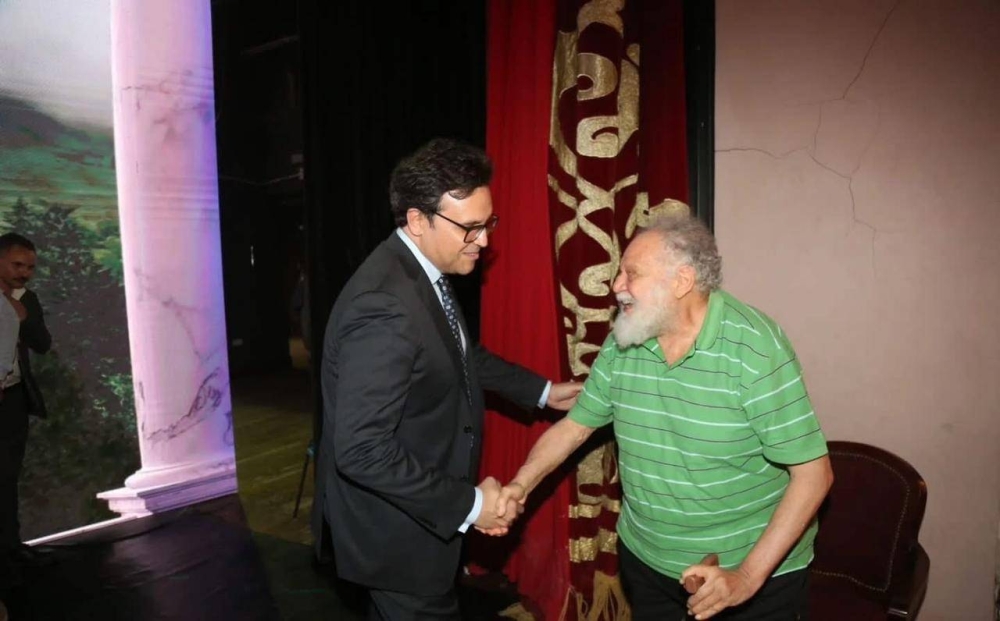 يحيى الفخراني على قدم وساق في بروفات مسرحيته «الملك لير».. تعرف على موعد العرض - أخبار السعودية