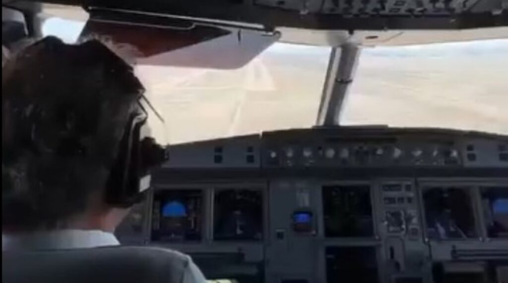 “قلوبنا تسبقها شوقًا”.. طيار سعودي يحلق بكلمات مؤثرة فوق دمشق "قلوبنا تسبقها شوقًا".. طيار سعودي يحلق بكلمات مؤثرة فوق دمشق