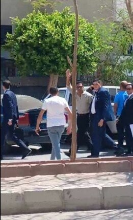 محمد رمضان يشير للمواطنين