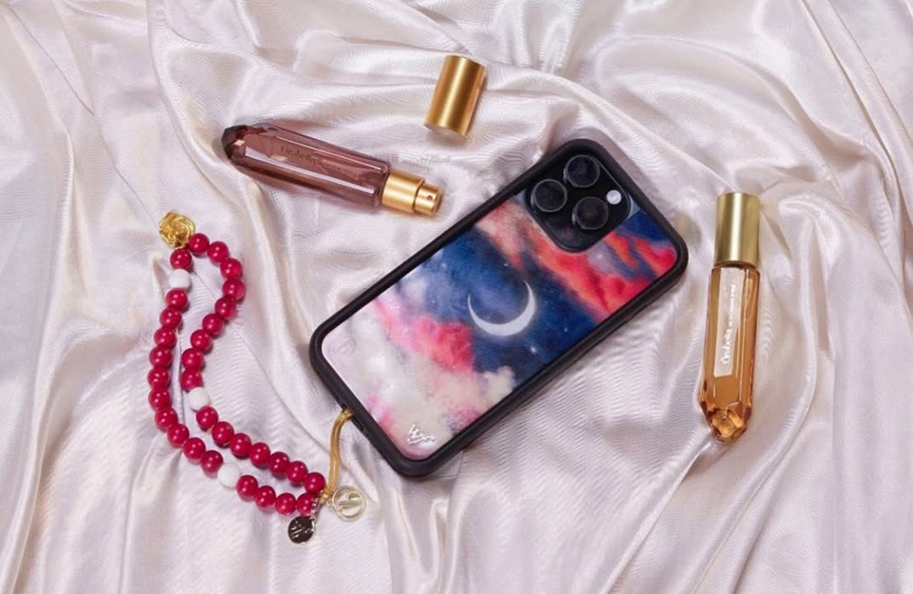 بيلا حديد تكشف عن مجموعة إكسسوارات عطرية أولى