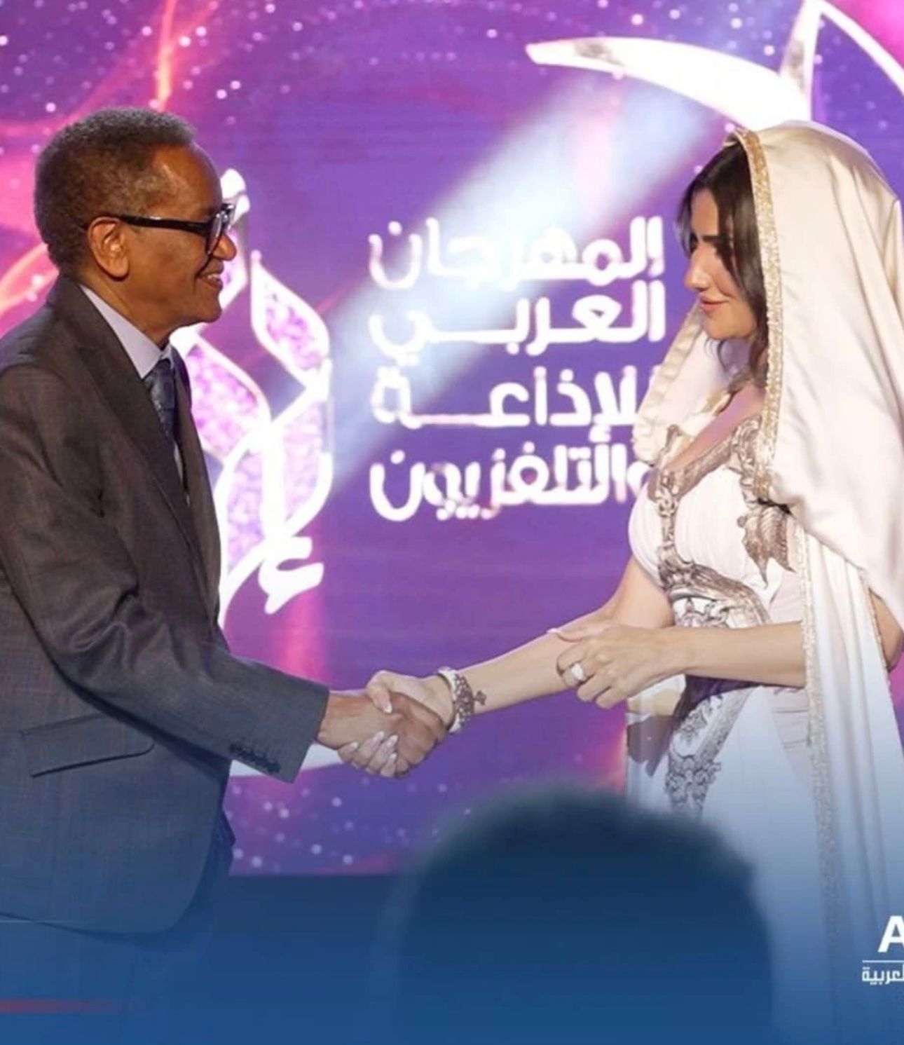 مي عمر لحظة تكريمها (إنستغرام)