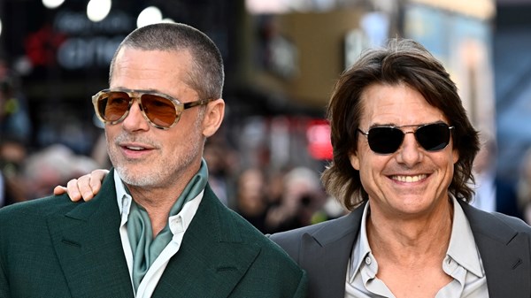 كيف فاجأ توم كروز صديقه براد بيت قبل سفره إلى أبوظبي؟