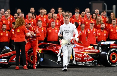 براد بيت يقود سيارة فورمولا 1 حقيقية مع عرض فيلمه الجديد في السينما