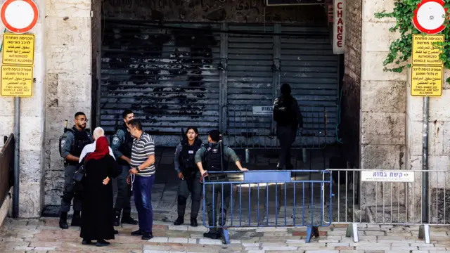 الشرطة الإسرائيلية توقف مصلّين عند باب العامود في البلدة القديمة بالقدس
