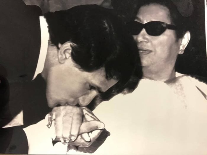 عبد الحليم حافظ يقبل يد أم كلثوم