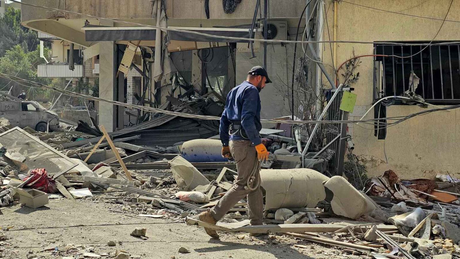 "أزمة معقدة".. هل بات لبنان "أسيراً" بين سلاح "حزب الله" واعتداءات إسرائيل؟ - إرم نيوز