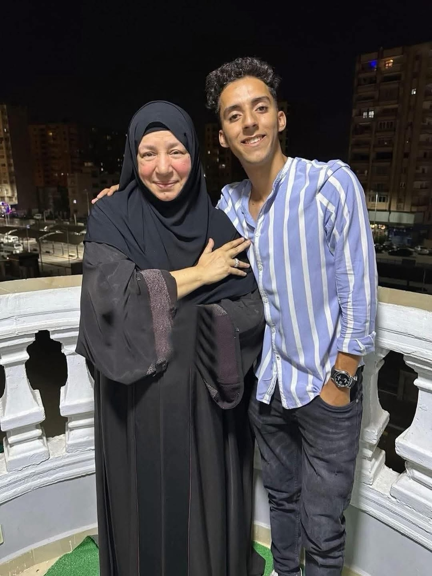 صورة عبلة كامل المتداولة مع الشباب الذى