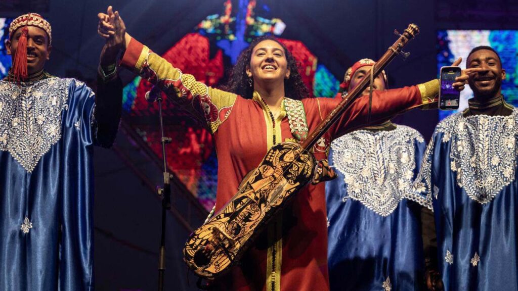 بمشاركة 350 فناناً.. "كناوة" يفتتح عروضه من شوارع الصويرة المغربية - إرم نيوز