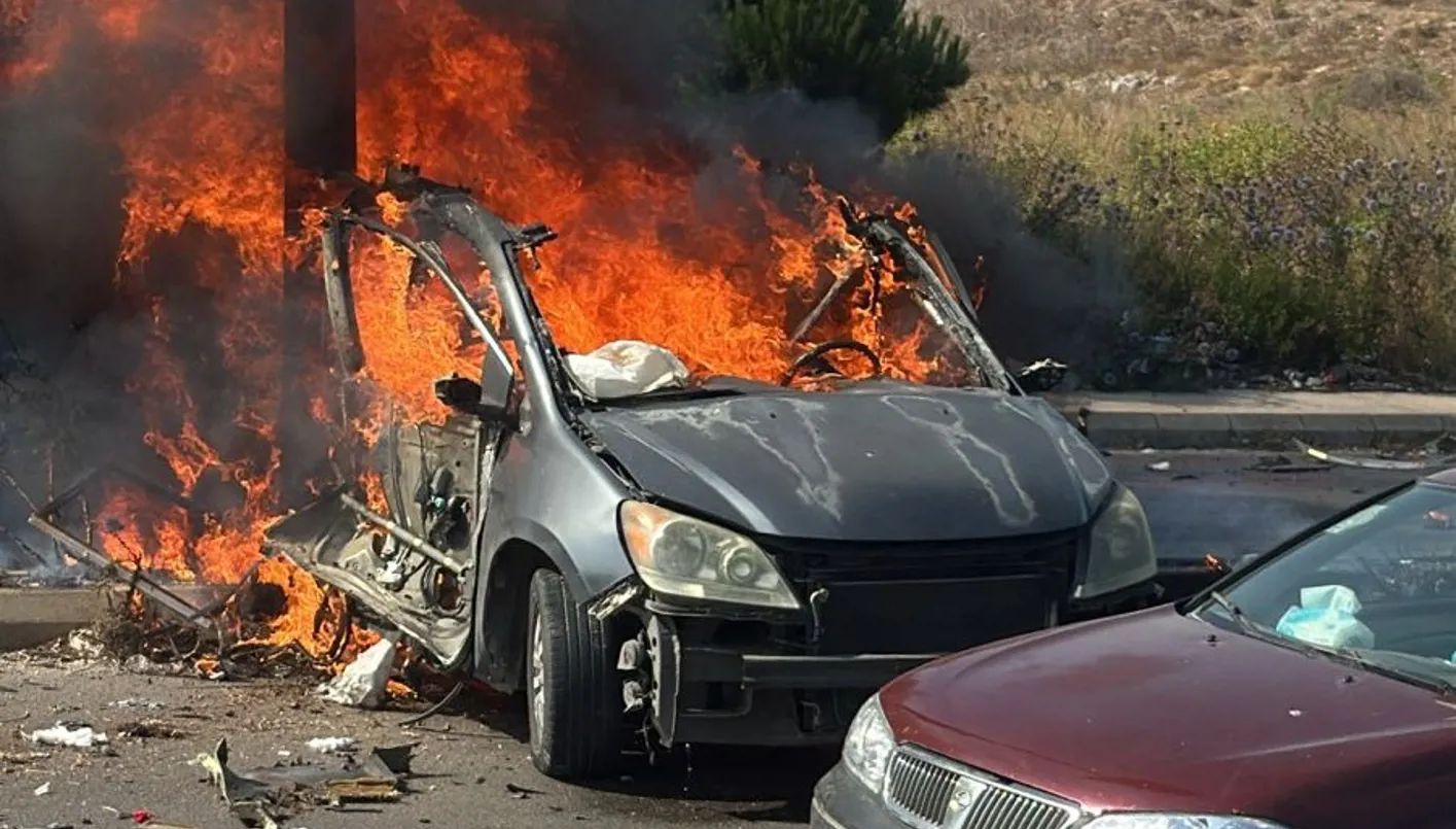 احتراق سيارة جراء استهداف إسرائيلي (إكس)