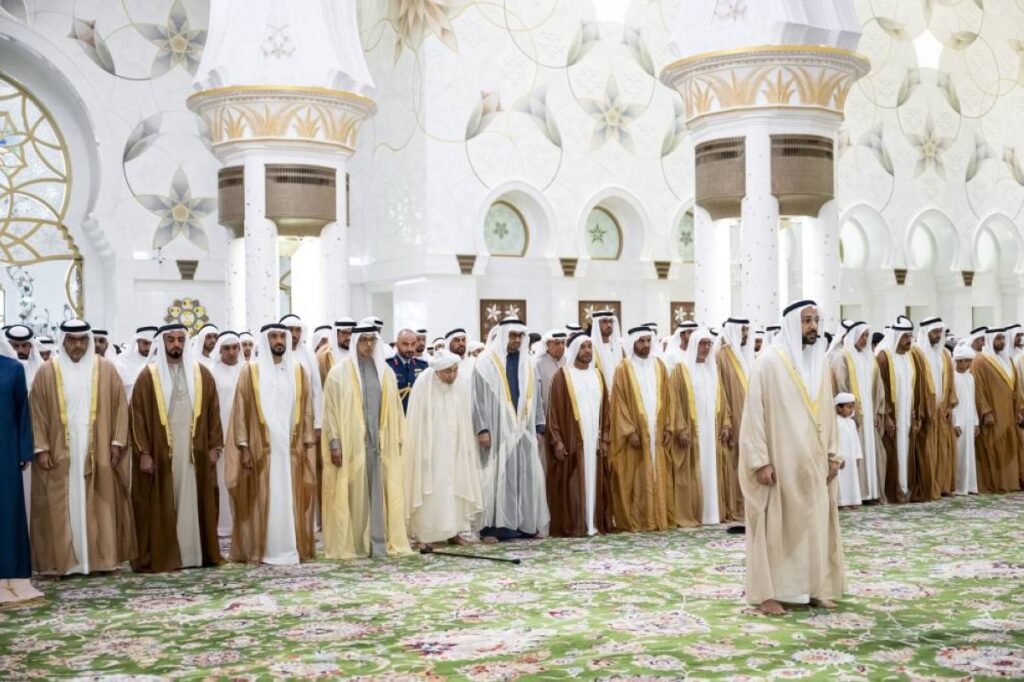 رئيس الدولة يؤدي صلاة عيد الأضحى في جامع الشيخ زايد في أبوظبي Al Bayan