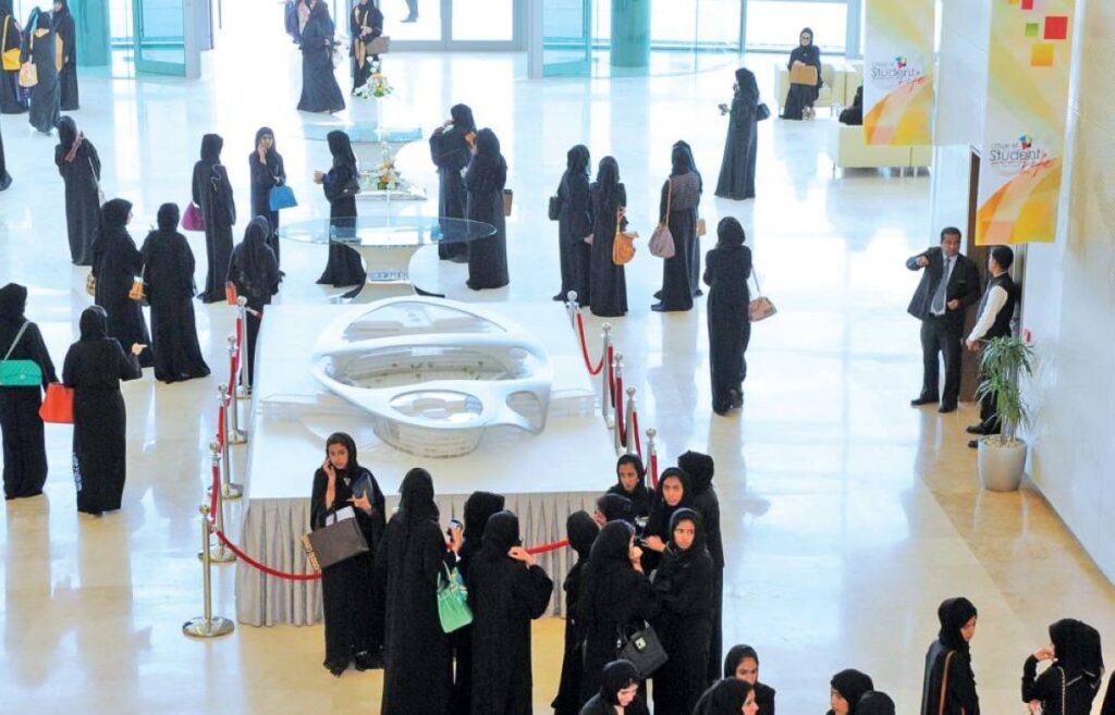 يمكن للطالب خارج الدولة نقل ساعاته الدراسية لجامعات بديلة ذات تصنيف أعلى Al Bayan