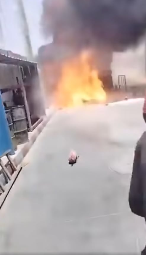 لحظة إخراج السائق الشاحنة من محطة الوقود لحظة إخراج السائق الشاحنة من محطة الوقود