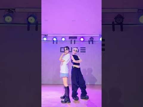 I -Led Soyeon مع Jenyer (4 دقائق Jiyoon) - شيء جيد (تحدي الرقص) (250604)
