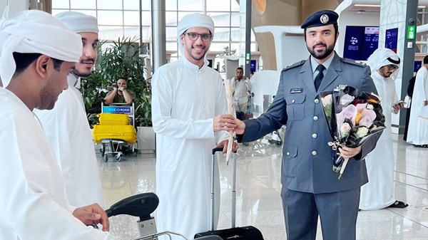 شرطة أبوظبي تودّع الحجاج بالورود في مطار زايد الدولي شرطة أبوظبي تودّع الحجاج بالورود في مطار زايد الدولي