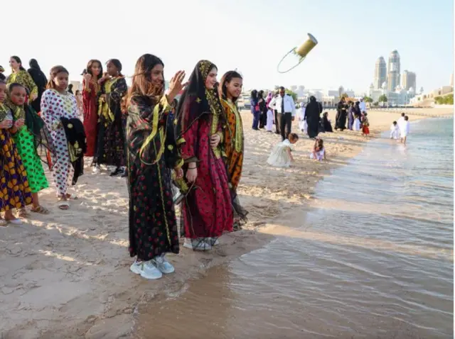 أطفال باللباس الشعبي القطري يشاركون في فعالية "الحية بية" على شاطئ كتارا بالدوحة ضمن الاحتفالات بإحياء الموروث الشعبي.
