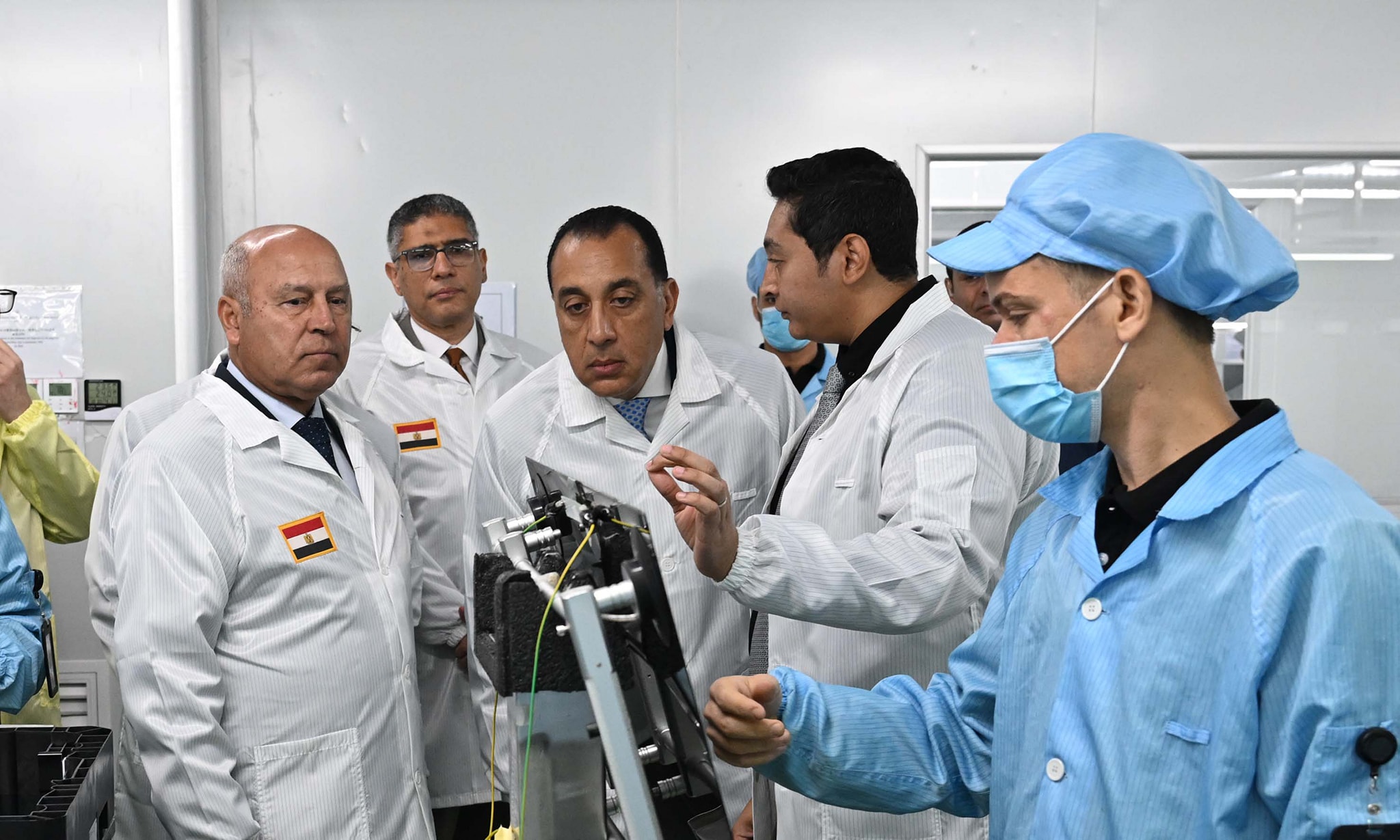 رئيس الوزراء ووزير الصناعة يتفقد مصنع صافي جروب