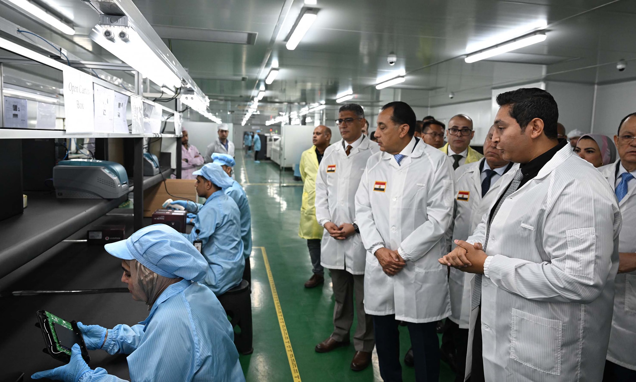 رئيس الوزراء ووزير الصناعة يتفقد مصنع صافي جروب