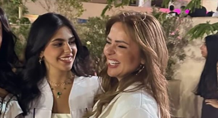 مها الصغير تحتفل بتخرج ابنتها نادية أحمد السقا | خبر مها الصغير وابنتها نادية