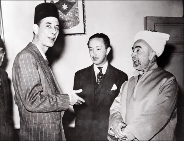 الملك عبد الله (يمين) ملك شرق الأردن (الأردن لاحقاً) يتحدث إلى عبد الرحمن عزام (يسار)، الأمين العام لجامعة الدول العربية، وعبد الإله بن علي، ولي عهد العراق (في المنتصف) وذلك في 13 مايو/أيارعام 1948 قبيل إعلان قيام دولة إسرائيل واندلاع الحرب العربية الإسرائيلية الأولى.
