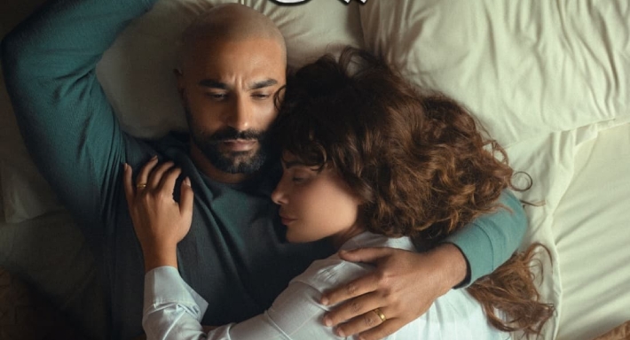 كريم فهمي وصبا مبارك يتصدران البوستر الرسمي لمسلسل “٢٢٠ يوم” استعدادا لعرضه | خبر كريم فهمي وصبا مبارك على بوستر مسلسل 220 يوم