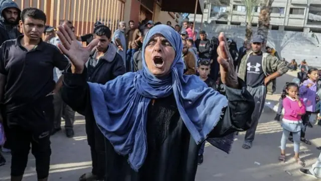 امرأة فلسطينية قرب مستشفى ناصر
