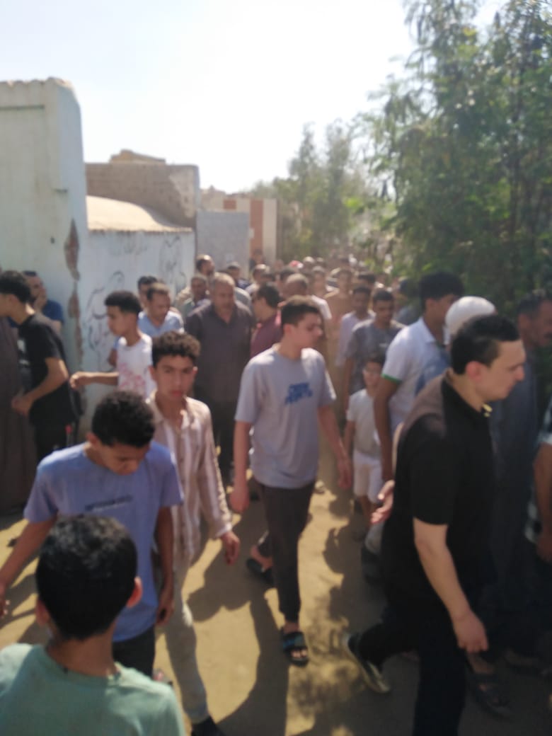 جانب من تشييع جنازة الطفلين جانب من تشييع جنازة الطفلين