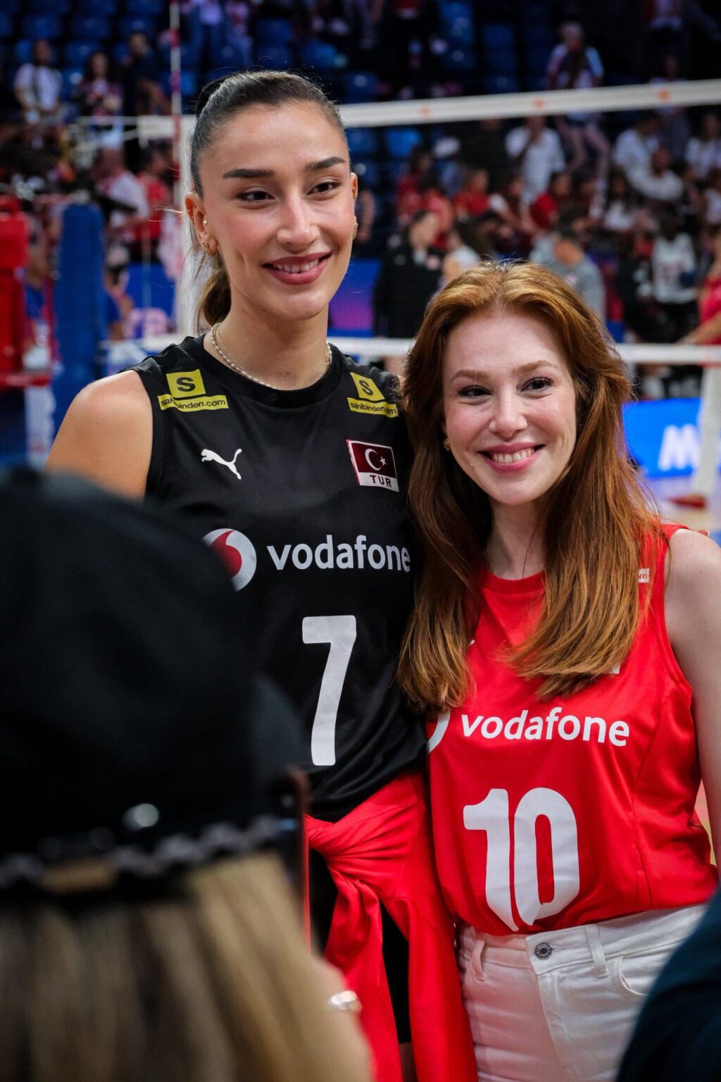 Hande Baladın, Elçin Sangu.