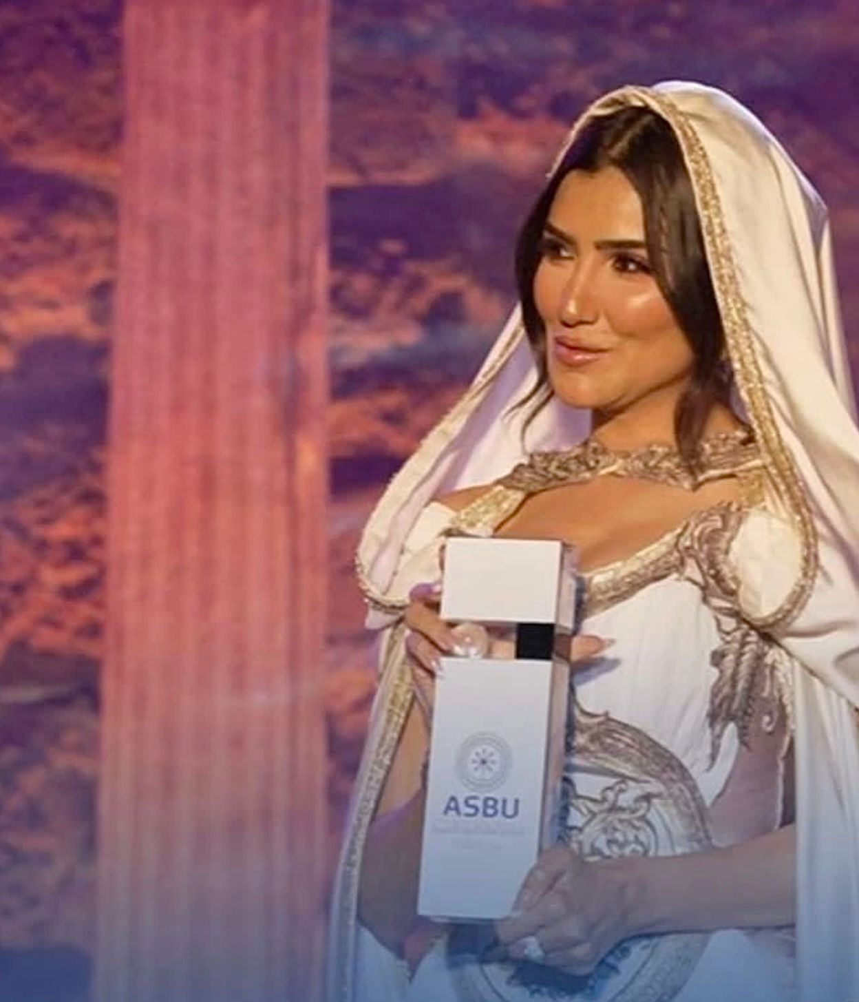 مي عمر بعد تسلّمها جائزتها (إنستغرام)