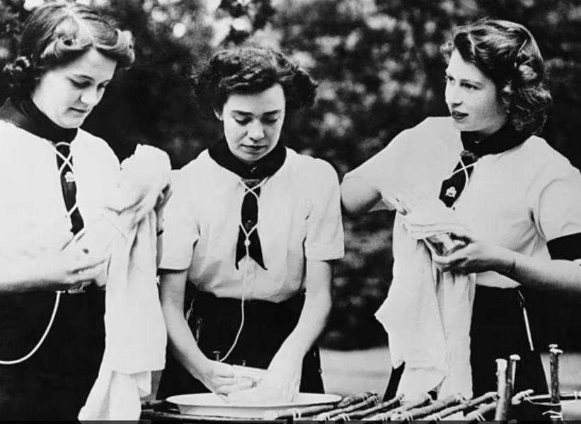 الملكة اليزابيث تغسل الصحون