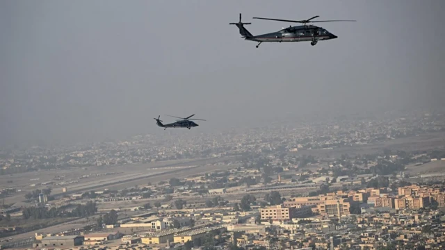 طائرات هليكوبتر أمريكية من طراز بلاك هوك تحلق فوق بغداد في ديسمبر/ كانون الأول 2024