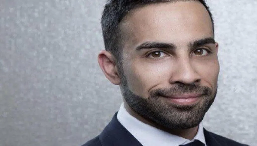علي الدليمي... أول بحريني وخليجي يفوز بجائزة 'التوني' للإنتاج المسرحي