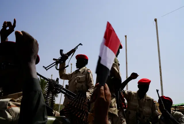 جنود قوات الدعم السريع السودانية تحيي الجماهير خلال تأمينهم لموقع يحضر فيه الفريق أول محمد حمدان دقلو، حين كان نائب رئيس المجلس العسكري في الخرطوم، السودان، 18 يونيو/حزيران 2019