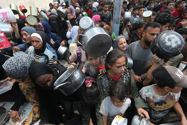 سقط عشرات القتلى الفلسطينين برصاص الجيش الإسرائيلي خلال محاولاتهم الحصول على مساعدات غذائية، وفقا لمصادر فلسطينية ومنظمات حقوقية