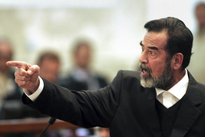 صدام حسين خلال جلسات محاكمته