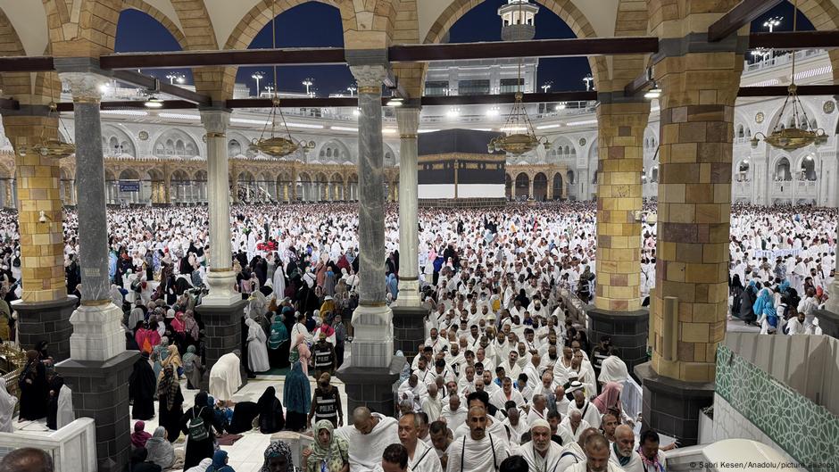 مليون مسلم يبدأون مناسك الحج وسط درجات حرارة قياسية – DW – 2025/6/4 مليون مسلم يبدأون مناسك الحج وسط درجات حرارة قياسية – DW – 2025/6/4